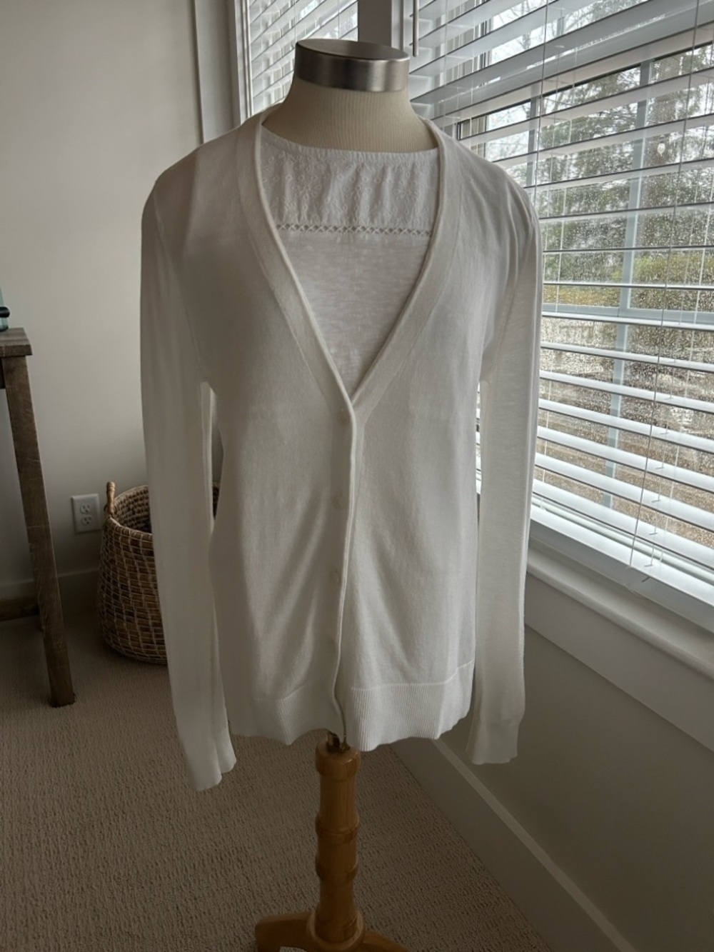 Loft white button down V Neck Lightweight Cardigan Size medium - Picture 4 of 6
